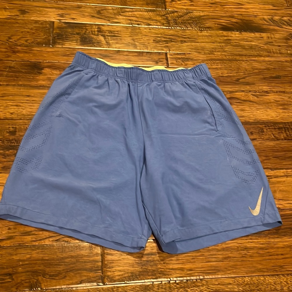 Great Nike Pro shorts w pockets Size Large